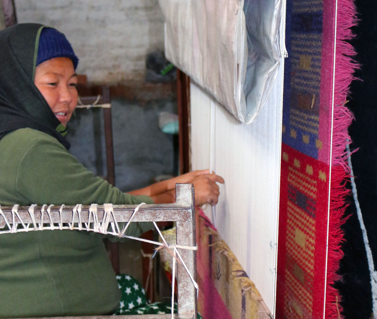 hand knotted carpet weaving